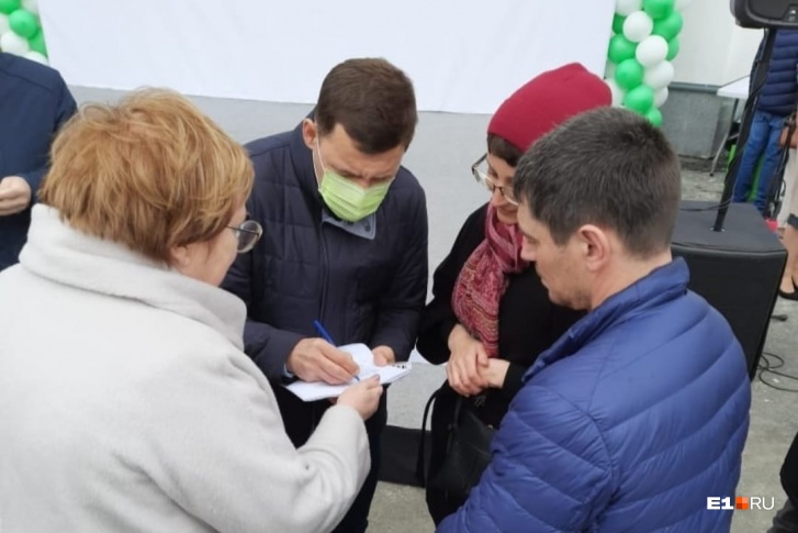 Родители подкараулили губернатора на открытии 19-этажной новостройки в Академическом Родители подкараулили губернатора на открытии 19-этажной новостройки в Академическом