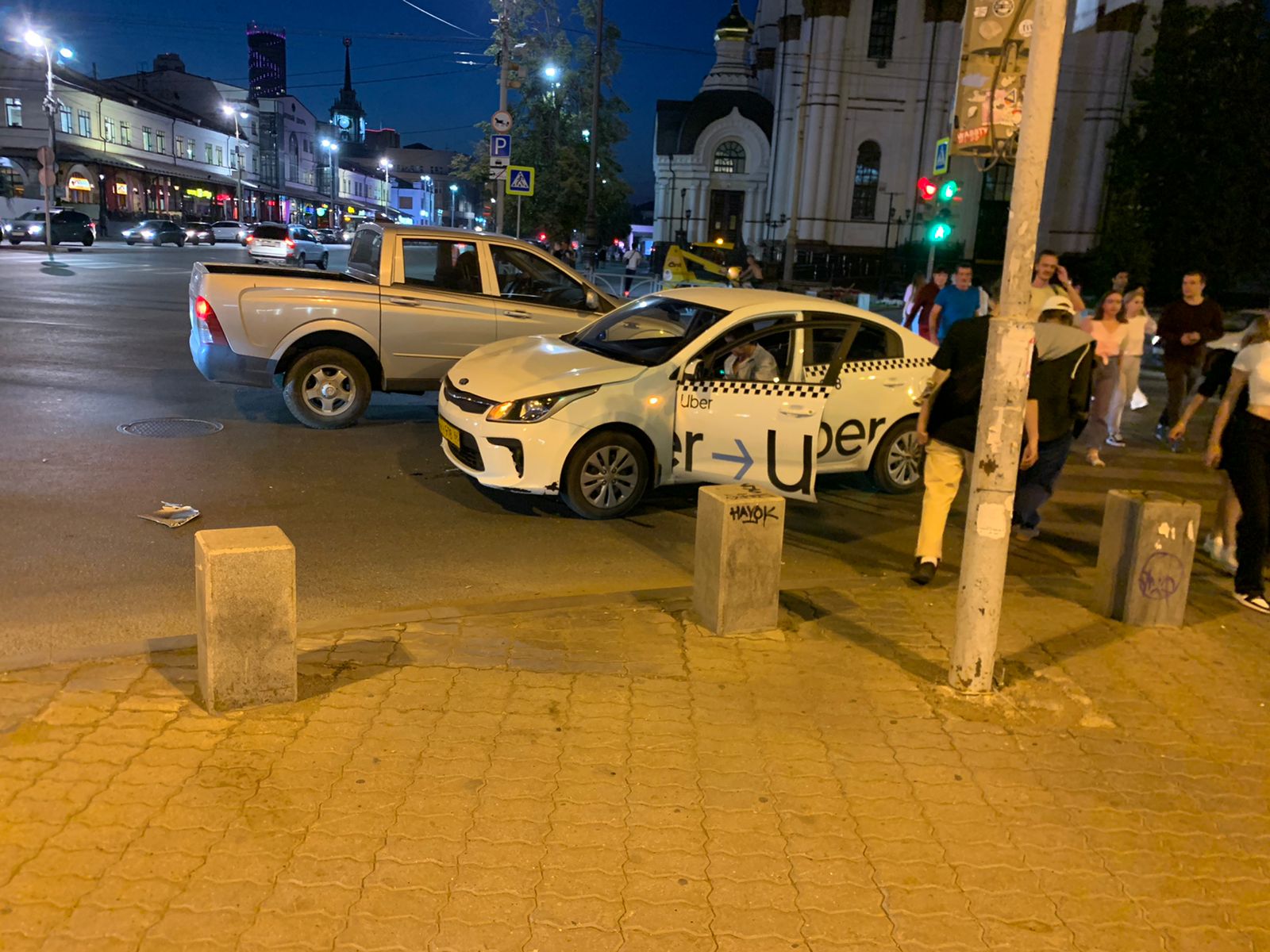 «Хорошо, люди успели отбежать»: в центре Екатеринбурга таксист въехал в Peugeot