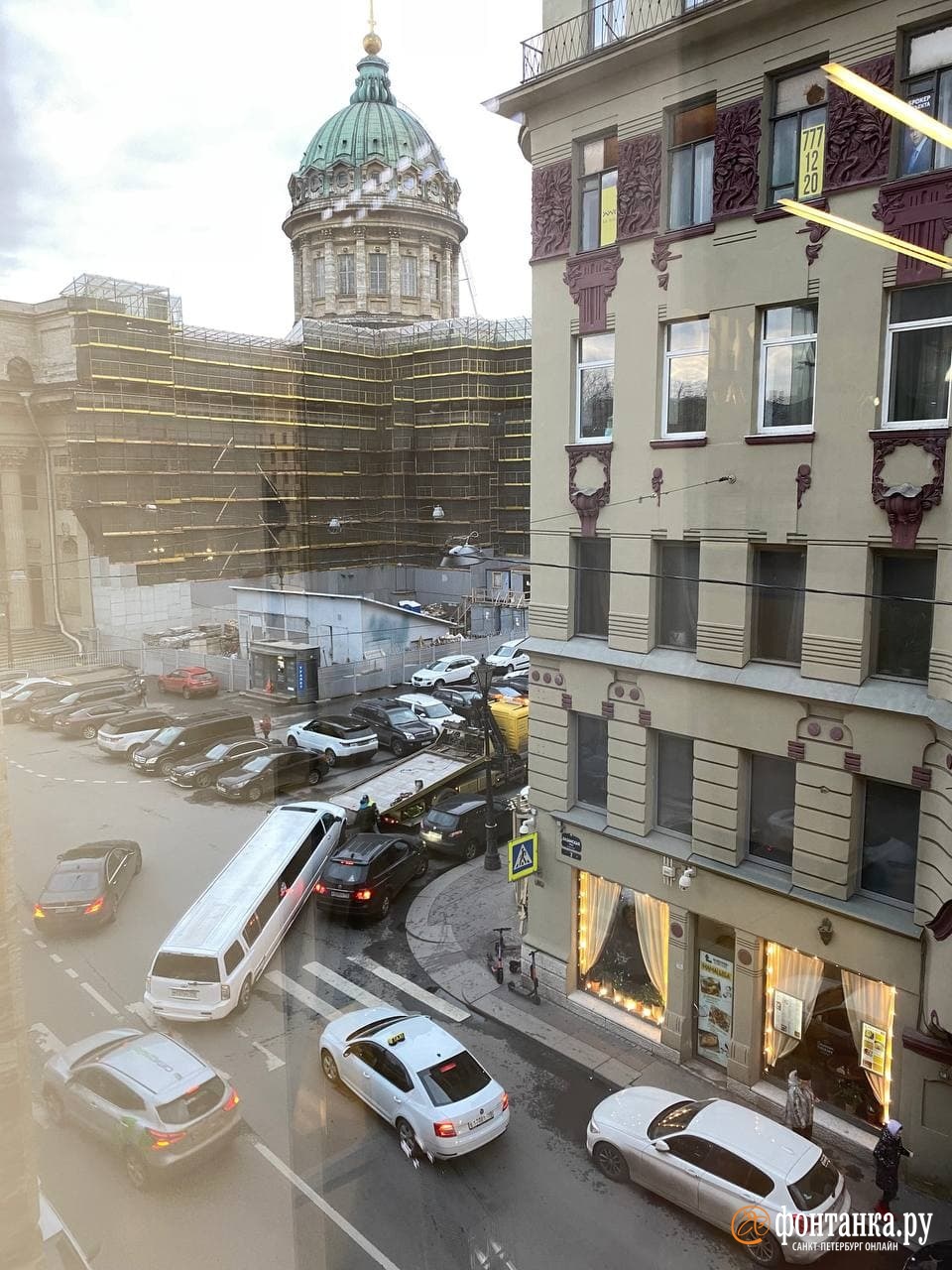Белый лимузин собрал пробку в центре Петербурга. Его несамостоятельный отъезд обернулся перекрытием целой улицы