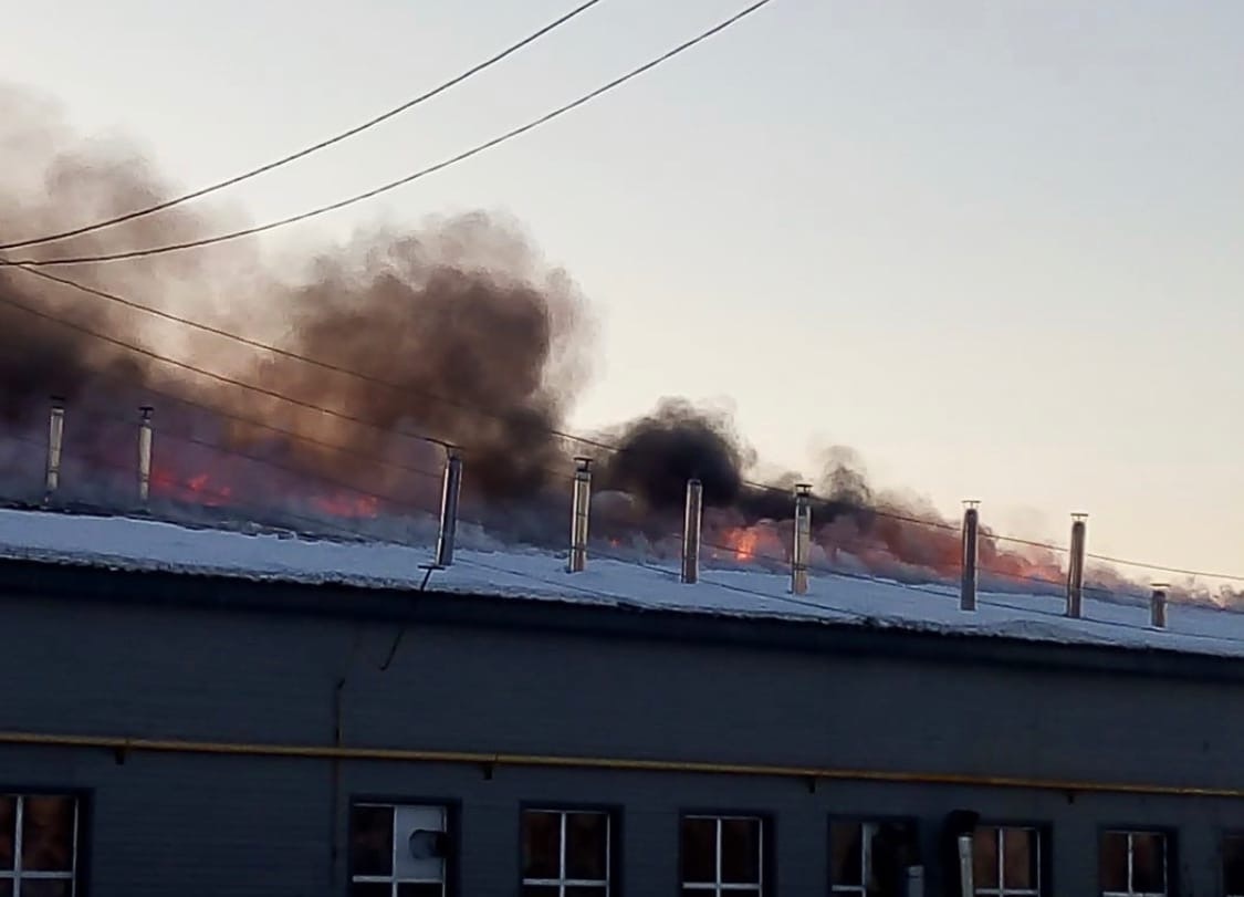 В Свердловской области несколько часов горело здание хлебозавода