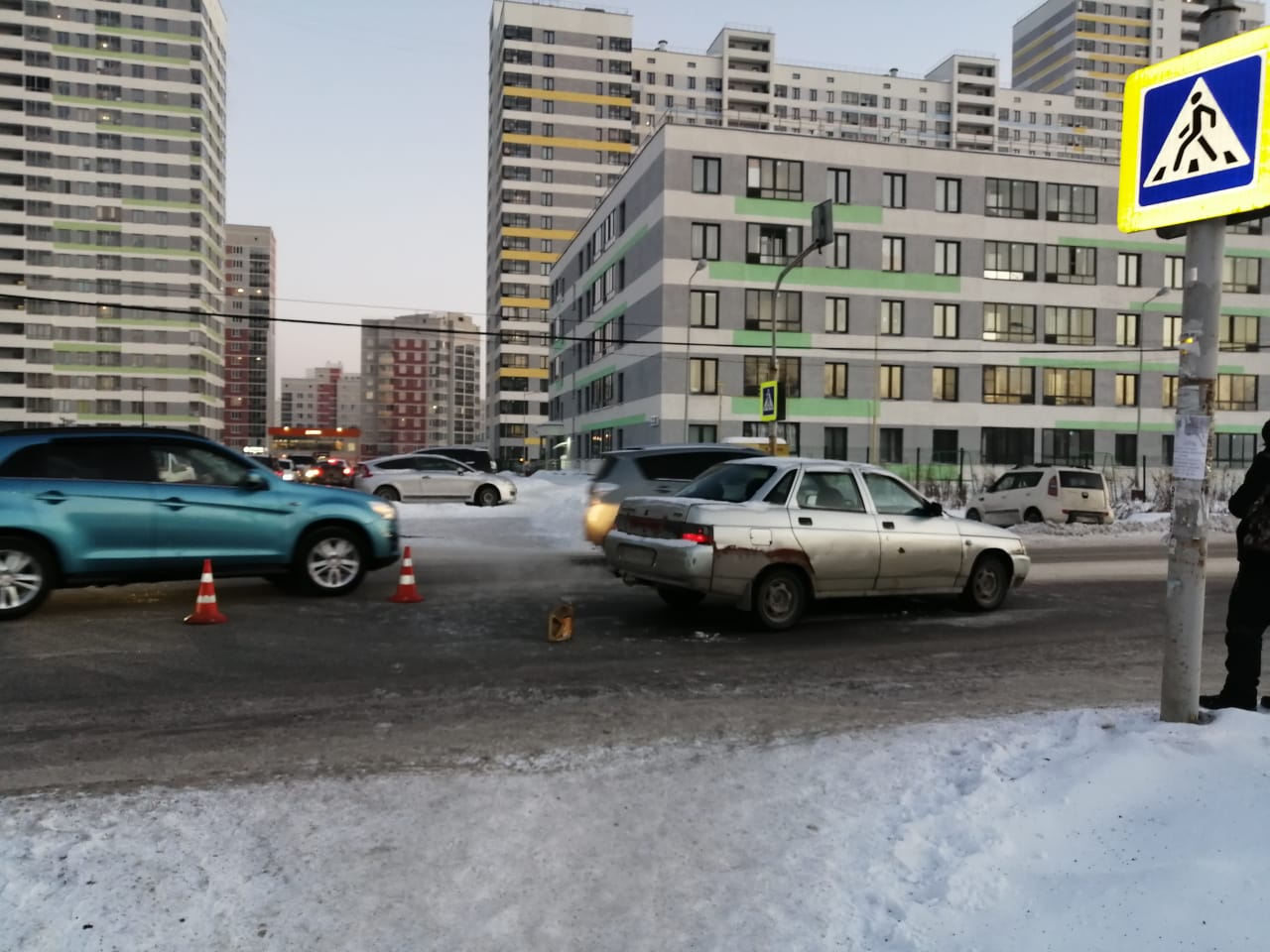 В Екатеринбурге водитель «десятки» сбил шестилетнюю девочку, которая переходила дорогу с отцом