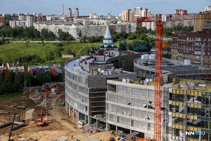 Так выглядит стройплощадка корпуса в Верхних Печёрах с высоты птичьего полета Так выглядит стройплощадка корпуса в Верхних Печёрах с высоты птичьего полета