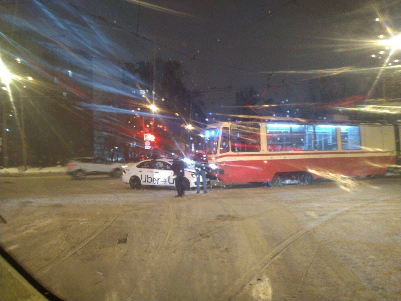 Неудачный вечер у петербургских трамваев: один затормозил, буксующий на путях таксист, другой попал в ДТП