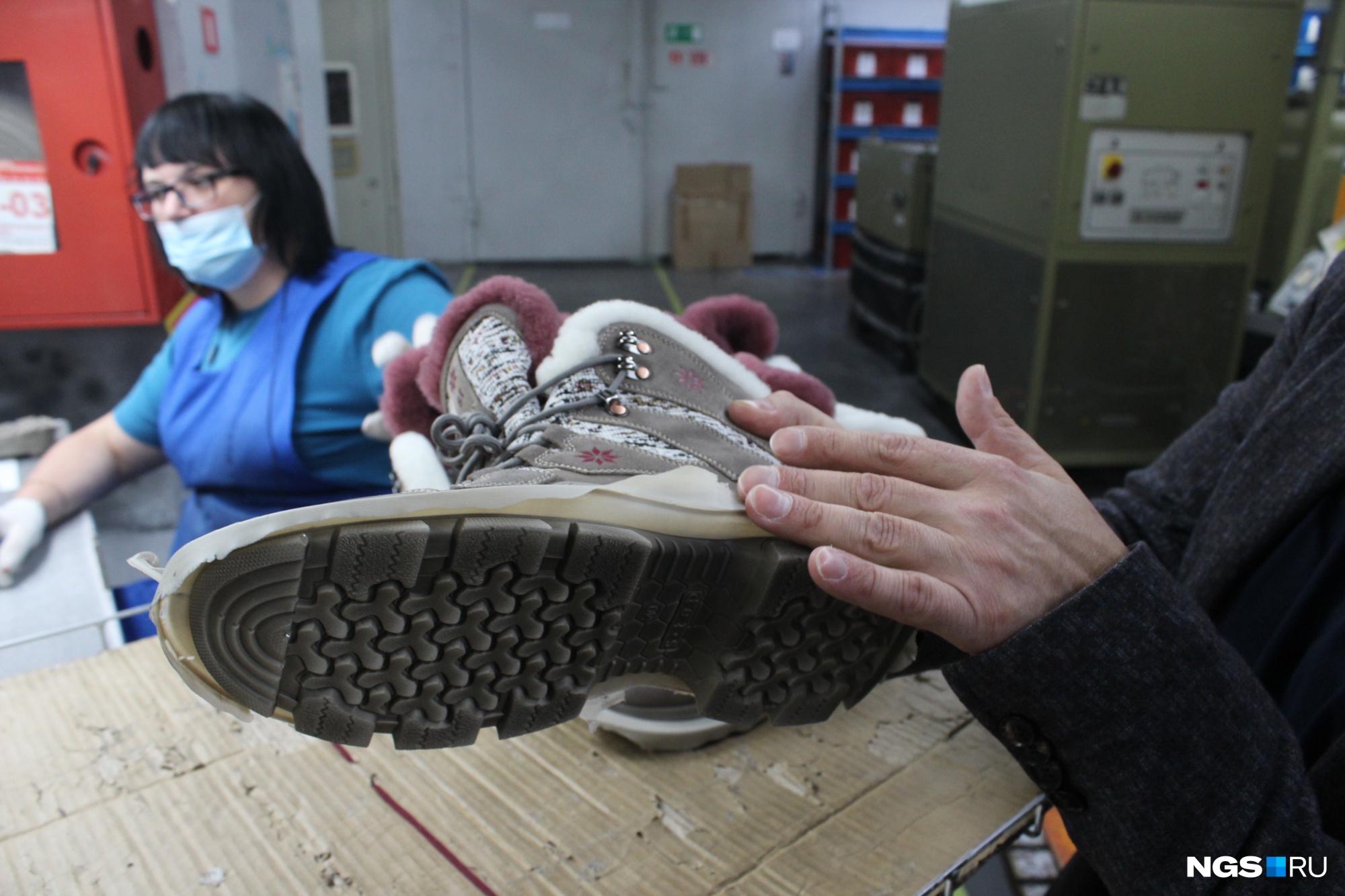 Как в Сибири делают обувь, которая продается по всей стране. Но зарплаты там меньше, чем у китайцев, в 2–3 раза