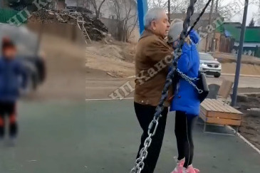 Дедушка приехал и обрушился на детей, которые обижали его внука Дедушка приехал и обрушился на детей, которые обижали его внука