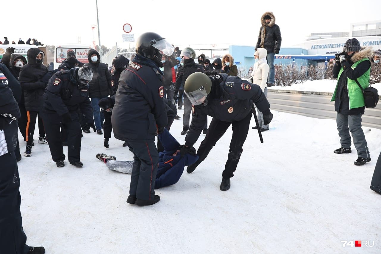 В райотдел полиции доставили больше <nobr class="_">30 человек</nobr> В райотдел полиции доставили больше <nobr class="_">30 человек</nobr>