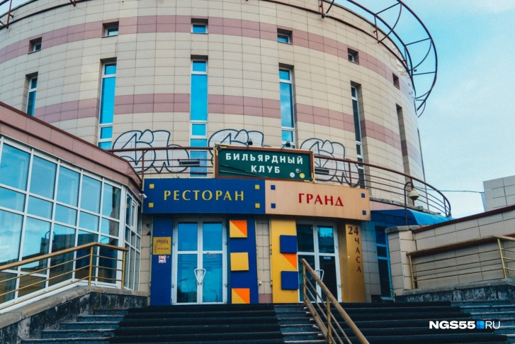 Граффитисты используют фасад «Летура» как гигантский холст для своих работ Граффитисты используют фасад «Летура» как гигантский холст для своих работ