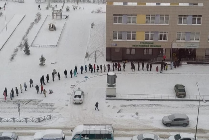 Такая очередь выстроилась перед поликлиникой в Академическом Такая очередь выстроилась перед поликлиникой в Академическом