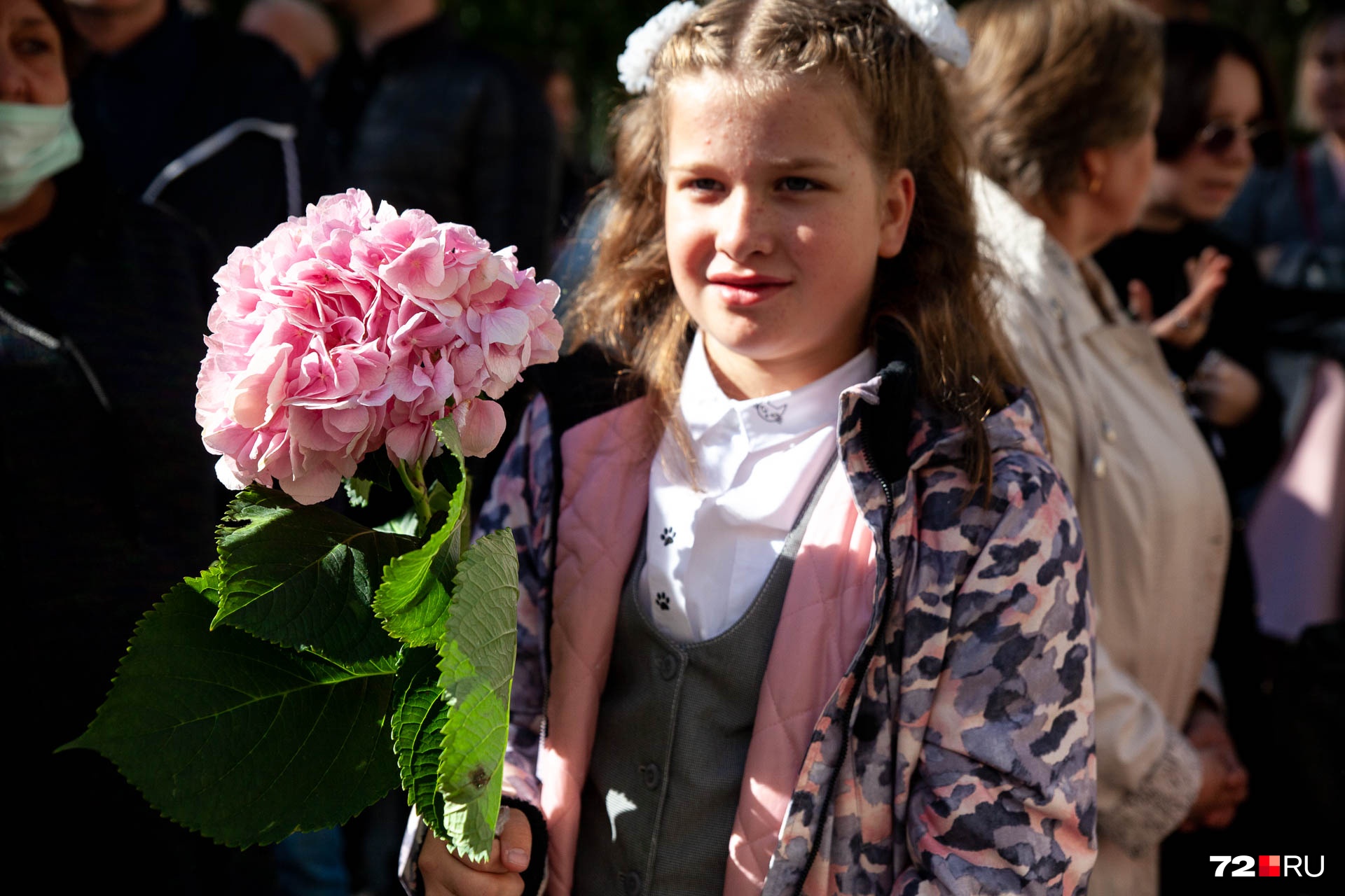 Третьеклассница Маша пришла на линейку одна. Говорит, выбрала этот цветок, потому что он очень красивый и заменяет целый букет. Это гортензия