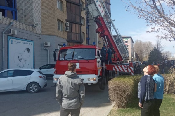 Жителей многоэтажки эвакуировали с помощью автолестницы Жителей многоэтажки эвакуировали с помощью автолестницы