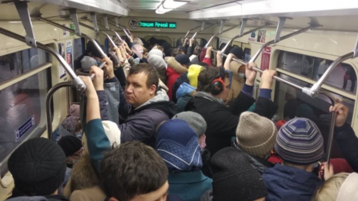 Полные поезда метро и масочные облавы в автобусах. Как Новосибирск оказался не готов к «нерабочей неделе»