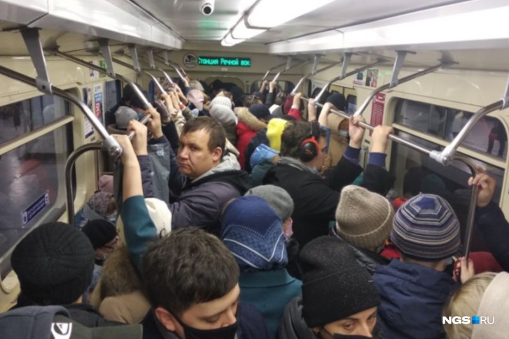 Вечером в понедельник в метро было тесновато. Утром во вторник просторнее не стало Вечером в понедельник в метро было тесновато. Утром во вторник просторнее не стало
