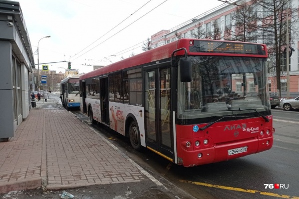 вход в автобус через переднюю дверь