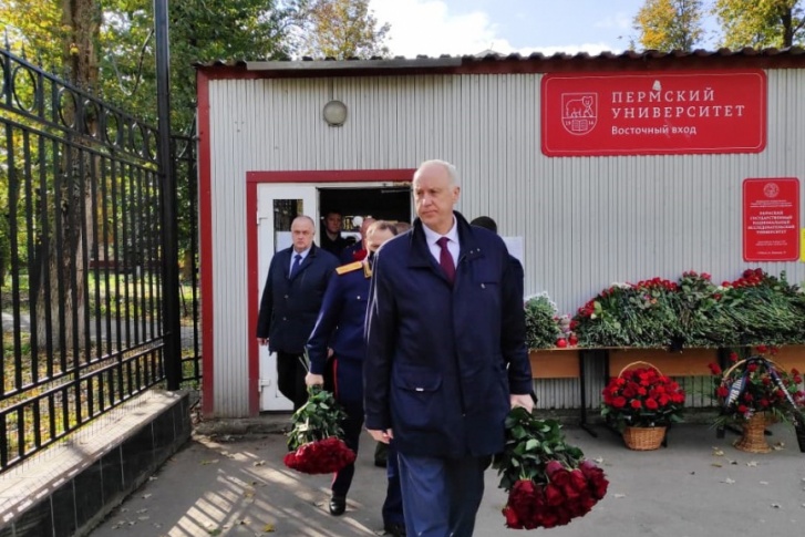 Александр Бастрыкин прибыл в Пермь 22 сентября и посетил кампус ПГНИУ, возложив цветы к мемориалу в память о жертвах трагедии