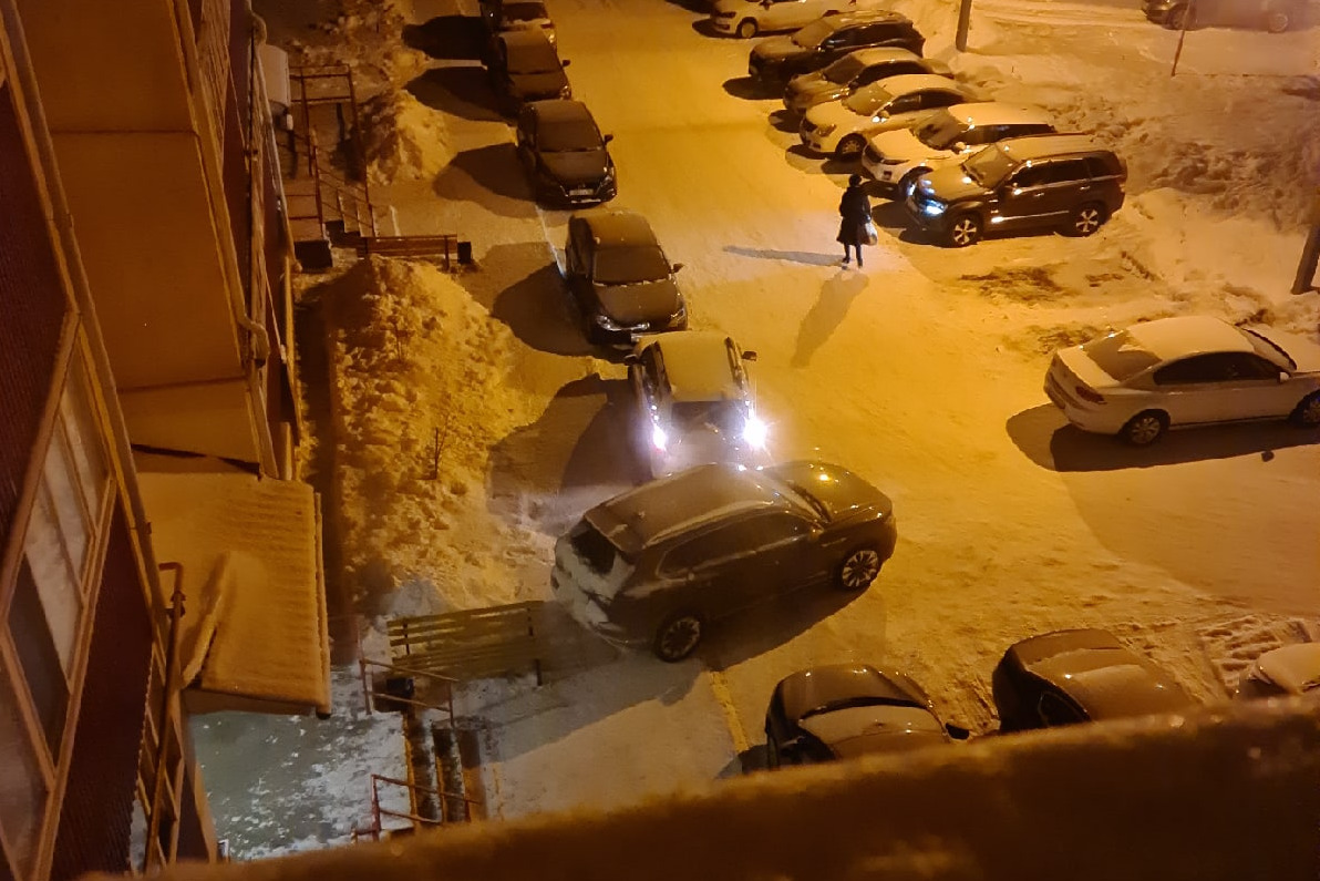 А ведь на парковке есть два свободных места А ведь на парковке есть два свободных места 