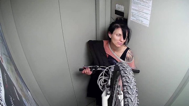 В Краснодаре женщина украла велосипед. Жильцы дома начали свое расследование по фото с камер наблюдения
