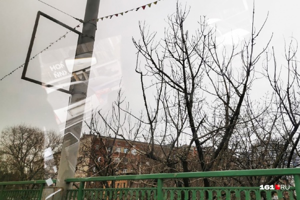 Незаконную рекламу начали демонтировать на мосту проспекта Стачки Незаконную рекламу начали демонтировать на мосту проспекта Стачки
