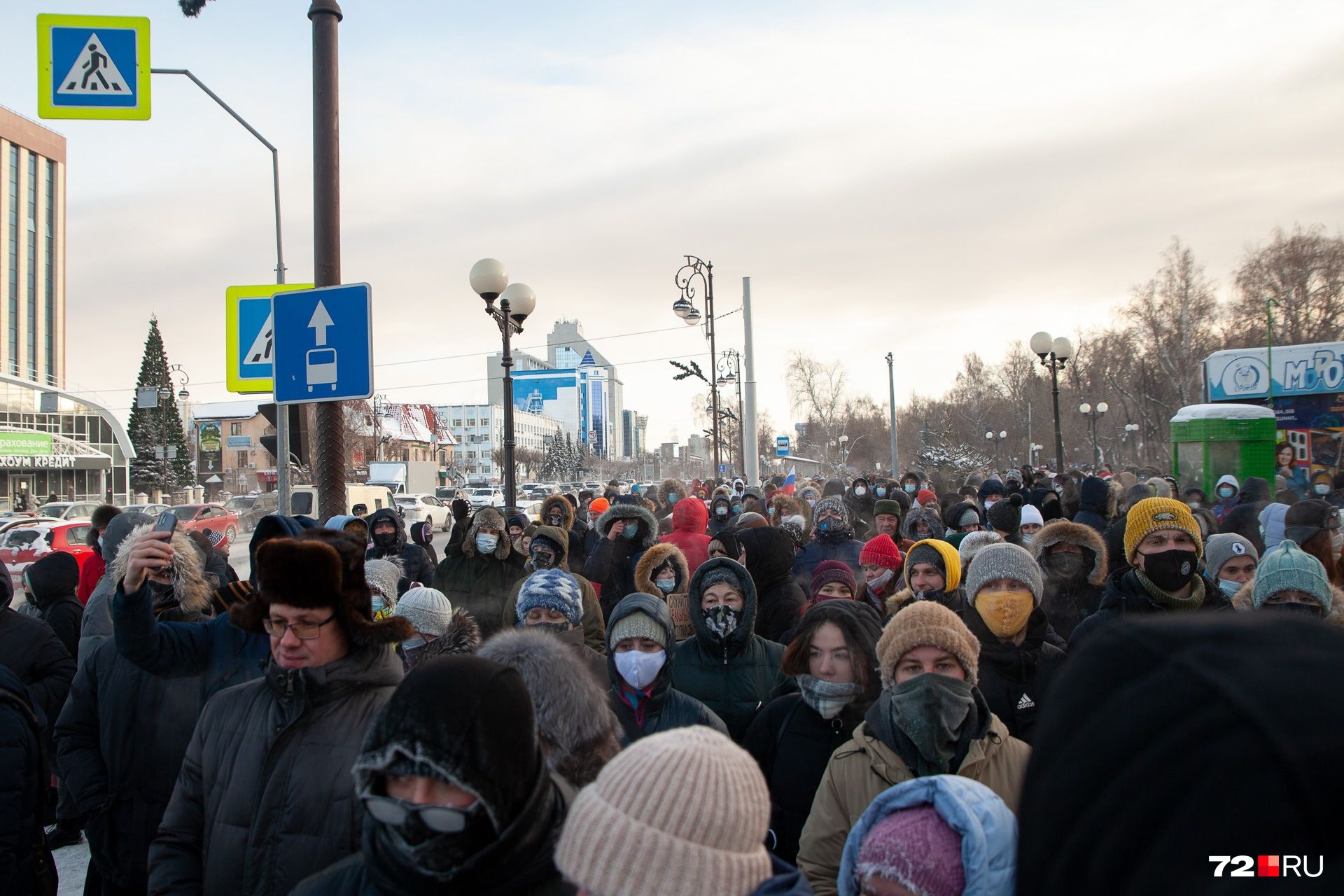 Колонна из митингующих прошлась по центру в сопровождении силовиков Колонна из митингующих прошлась по центру в сопровождении силовиков 