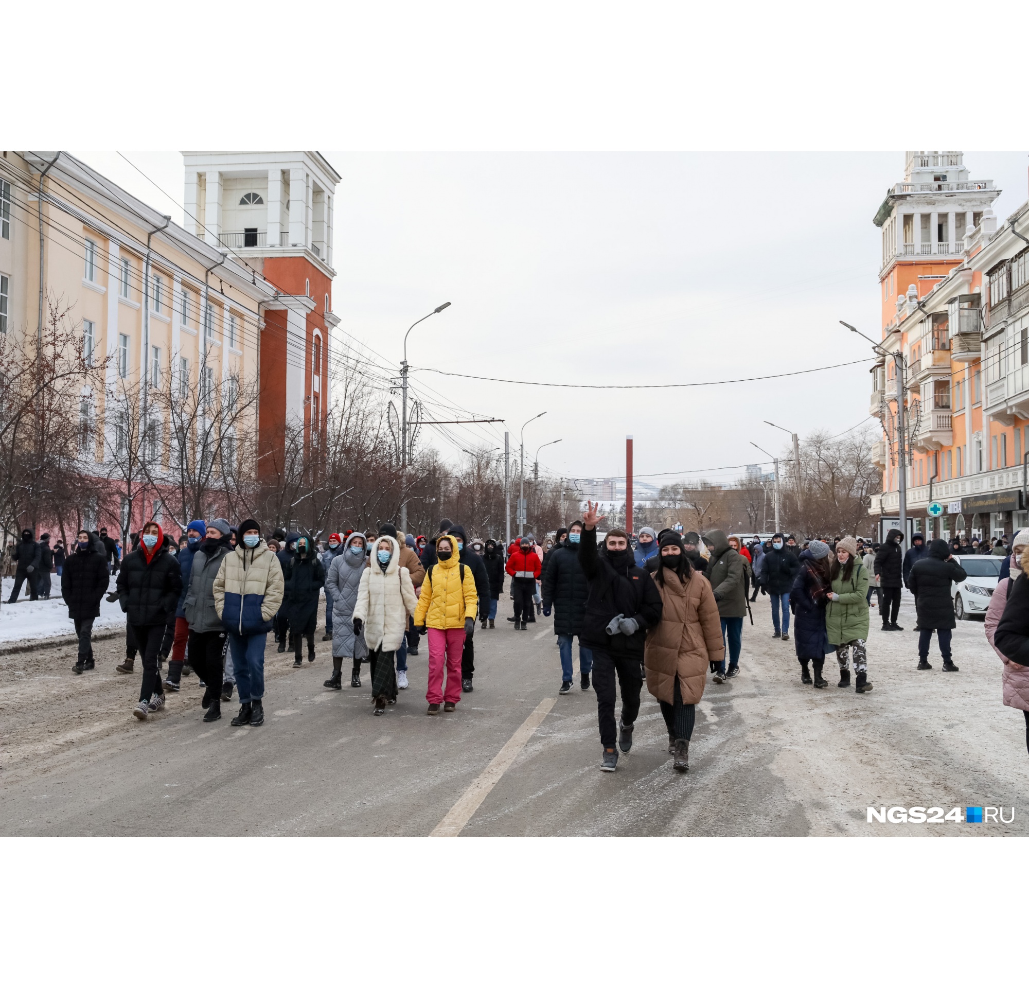 В итоге протестующим удалось преодолеть стенку из полицейских — видимо, обошли окольными путями, затем направились по Маркса в сторону площади Революции В итоге протестующим удалось преодолеть стенку из полицейских — видимо, обошли окольными путями, затем направились по Маркса в сторону площади Революции