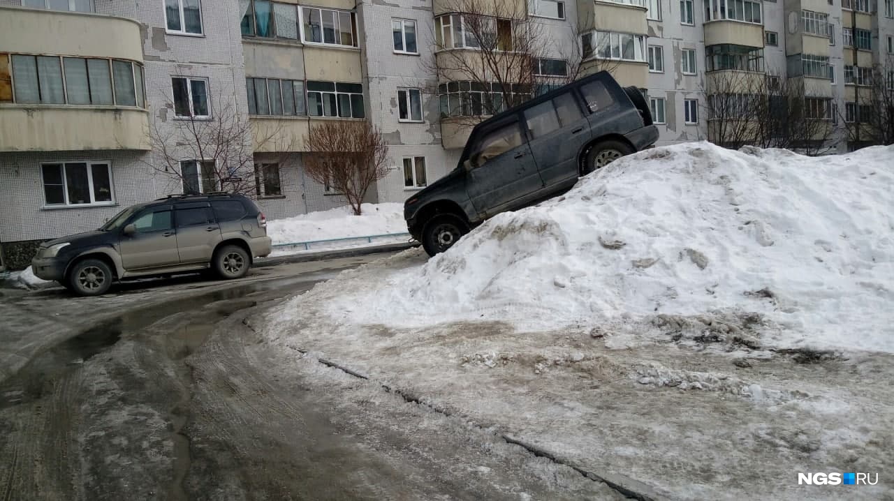 Почему не чистят снег. Снежные навалы во двораз. Двор завален снегом. Неубранный снег во дворе. Снег во дворе дома.