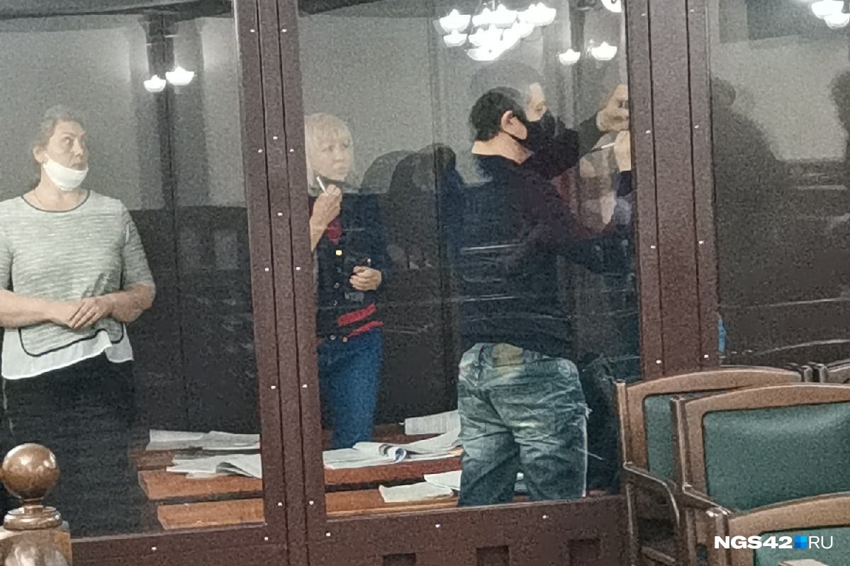 На фото крайняя слева — Светлана Шенгерей. Рядом с ней — Танзиля Комкова. Мужчина, который что-то записывает, — Эдуард Комков На фото крайняя слева — Светлана Шенгерей. Рядом с ней — Танзиля Комкова. Мужчина, который что-то записывает, — Эдуард Комков