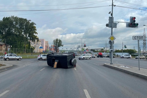 Перевернутое авто перекрыло целую полосу Перевернутое авто перекрыло целую полосу