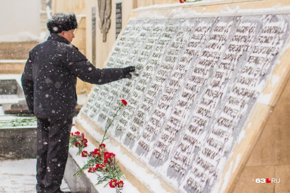В память о погибших на Куйбышева, 42 возвели мемориал В память о погибших на Куйбышева, 42 возвели мемориал