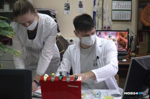 Эксперты СФУ проверяют образцы воды Эксперты СФУ проверяют образцы воды 