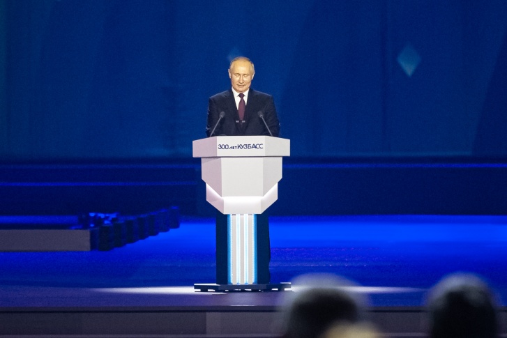 Путин во время визита в Кузбасс Путин во время визита в Кузбасс