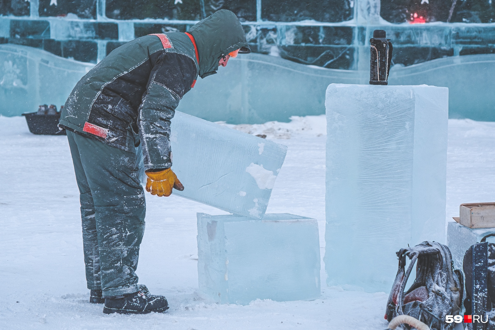 На создание всех скульптур понадобилось более ста кубометров льда