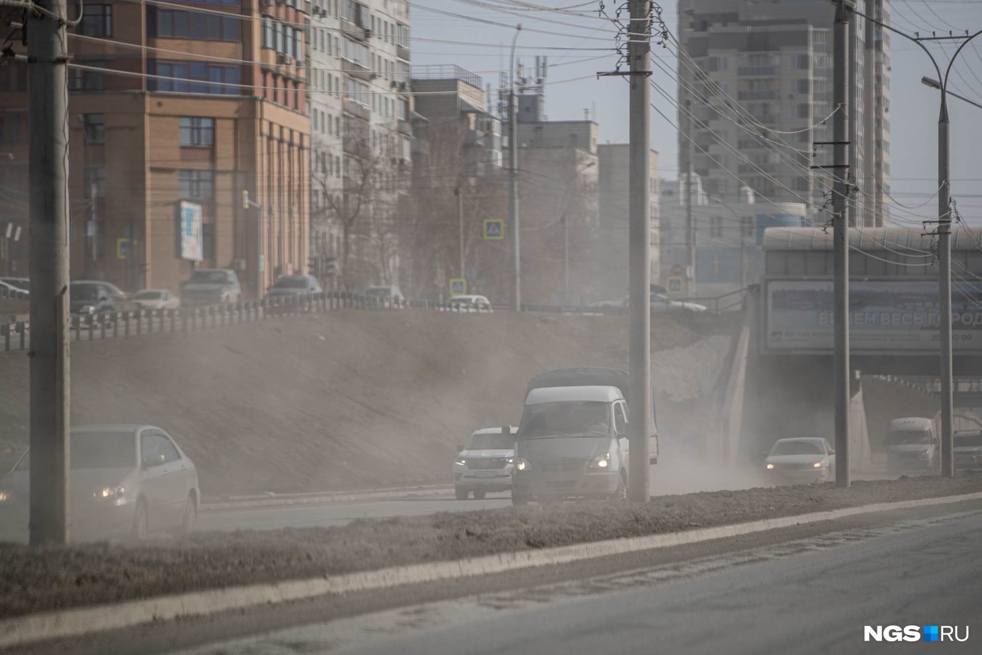 Вот кадр из центра города — дорога утопает в клубах пыли Вот кадр из центра города — дорога утопает в клубах пыли