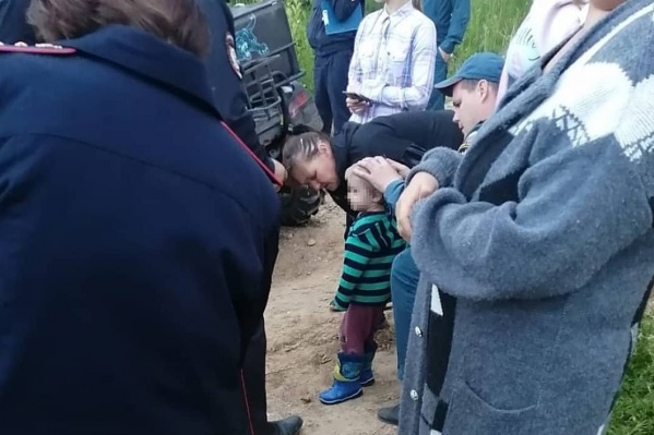Старший брат не уследил за малышом, и тот ушел на километр от дома Старший брат не уследил за малышом, и тот ушел на километр от дома