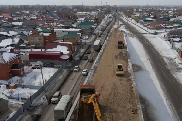 Забетонированную плиту продолжают засыпать песком Забетонированную плиту продолжают засыпать песком