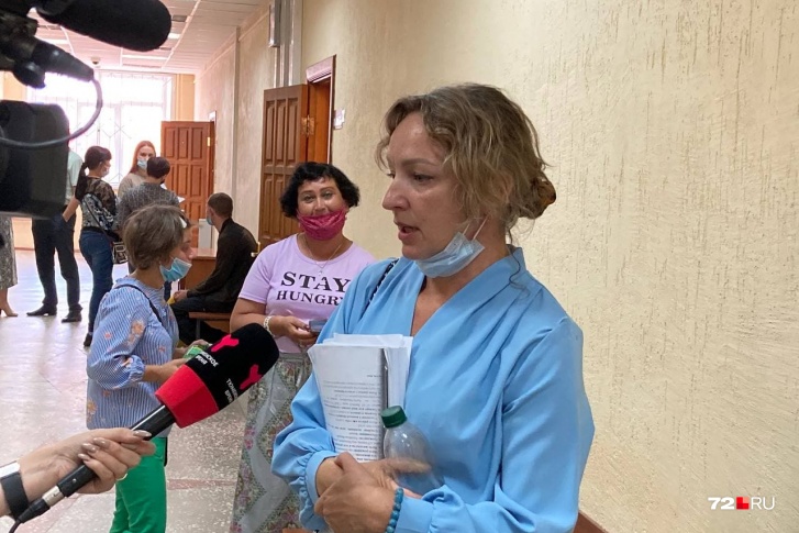 Анастасия Сергеева отрицает то, что избивала подопечную Татьяну Фищенко. На заднем фоне новая опекунша девушки Ирина Александрова улыбается, когда слышит это Анастасия Сергеева отрицает то, что избивала подопечную Татьяну Фищенко. На заднем фоне новая опекунша девушки Ирина Александрова улыбается, когда слышит это