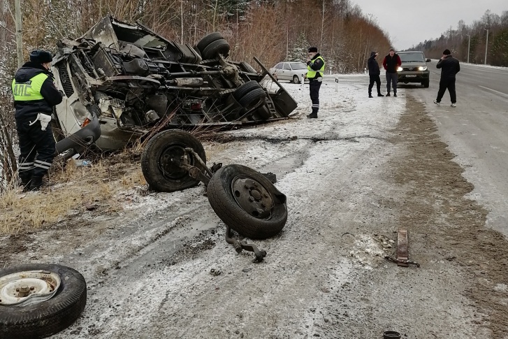 Смертельная авария случилась на 3-м километре автодороги Серов — Североуральск — Ивдель Смертельная авария случилась на 3-м километре автодороги Серов — Североуральск — Ивдель