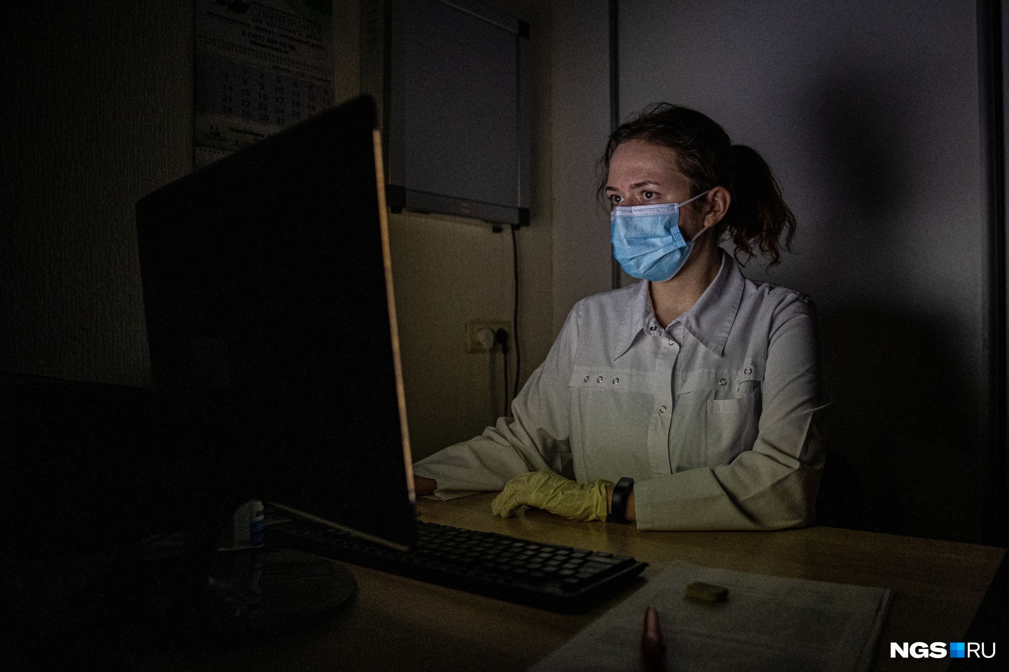 Сомнолог Ксения Доронина во время процедуры наблюдает за пациентом с помощью компьютера