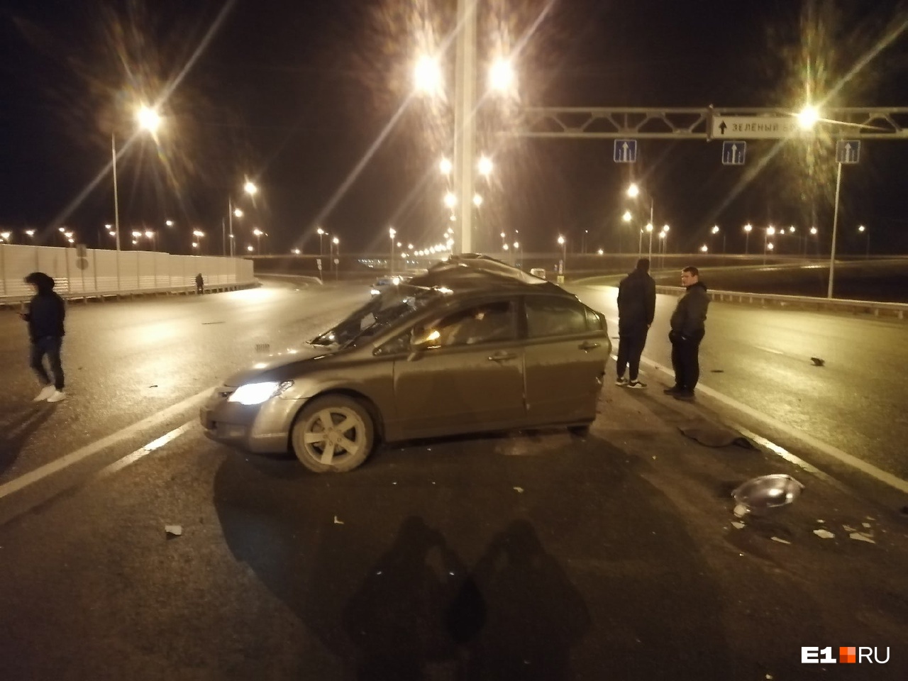 В Екатеринбурге Honda намотало на столб: водителя увезла реанимация