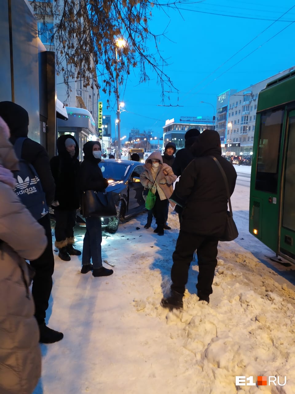 Пострадала девушка, которая стояла на остановке Пострадала девушка, которая стояла на остановке