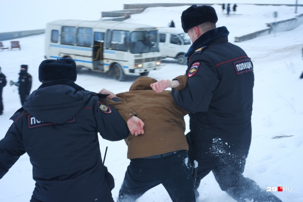 В конце акции на набережной Архангельска полиция задержала четырех участников В конце акции на набережной Архангельска полиция задержала четырех участников