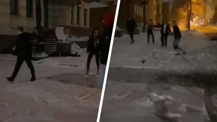 В центре Новосибирска избили лежачего мужчину — его пнули ногой по голове
