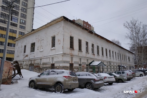 Казармы окружены новостройками, еще в 2019 году там жили люди Казармы окружены новостройками, еще в 2019 году там жили люди 