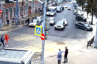 На время работ движение на Комсомольской ограничили и убрали отсюда остановку транспорта На время работ движение на Комсомольской ограничили и убрали отсюда остановку транспорта