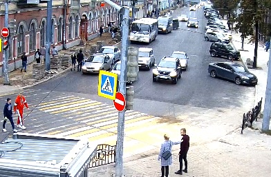 «Странно было бы успеть»: в Ярославле дорожники снова не сделали в срок ремонт Комсомольской улицы