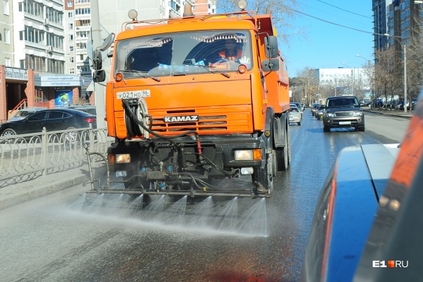 В администрации города подтвердили, что коммунальщики все еще проводят влажную уборку улиц В администрации города подтвердили, что коммунальщики все еще проводят влажную уборку улиц
