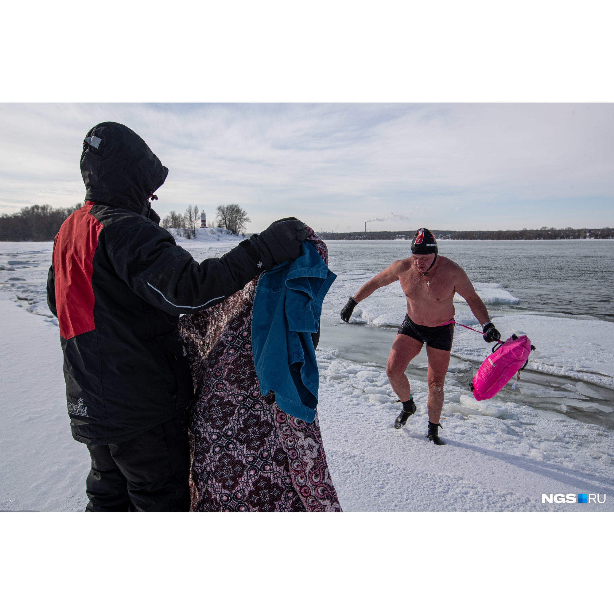 Марк Москвин постепенно увеличивает время своего нахождения в холодной воде Марк Москвин постепенно увеличивает время своего нахождения в холодной воде