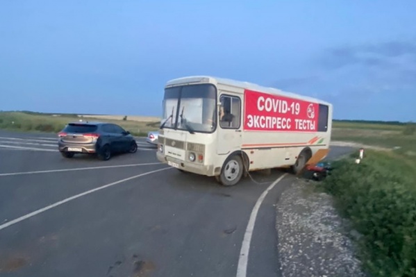 Автобус с рекламой припарковали на федеральной трассе Автобус с рекламой припарковали на федеральной трассе