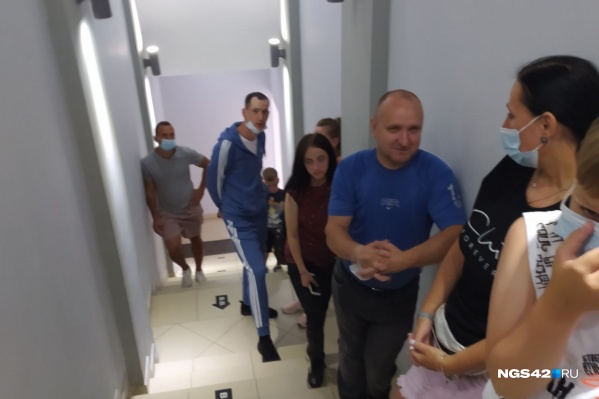 Здесь и те, кто записался на тест заранее, и те, кто пришел по живой очереди Здесь и те, кто записался на тест заранее, и те, кто пришел по живой очереди