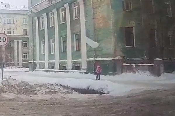 Глыба чудом не упала на девочку Глыба чудом не упала на девочку