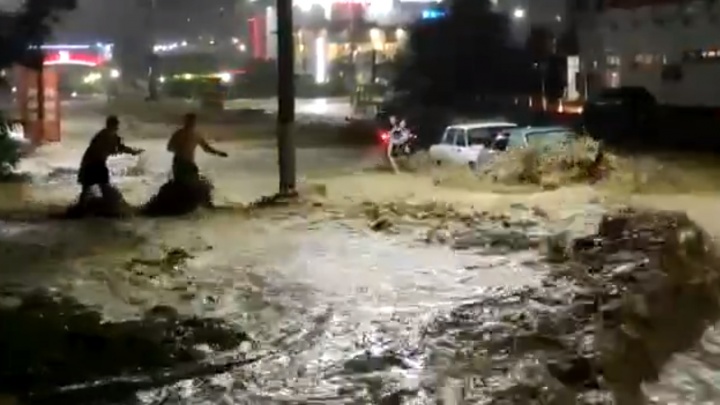 Видео дня. Потоп и стихийные бедствия на Кубани за 2 минуты