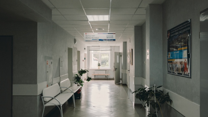В Тюмени медсестра нашла лежащего у кабинета поликлиники мужчину